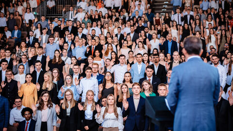 Finanzminister Michael Boddenberg vereidigt feierlich die Anwärterinnen und Anwärter für die Hessische Steuerverwaltung.
