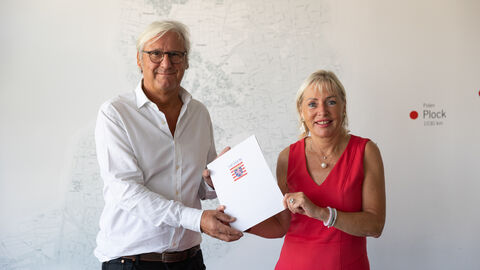 Corona besser verstehen. Digitalministerin Sinemus übergibt Förderzusage über 270.000 Euro an Oberbürgermeister Partsch, Wissenschaftsstadt Darmstadt.