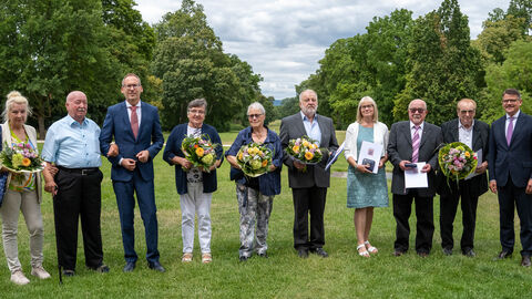 Ministerpräsident Rhein (1 v.r.) und Sozialminister Klose (3 v.l.) mit den Preisträgerinnen und Preisträgern (v.l.n.r.): Birgit Bär, Karl-Georg Meininger, Gudrun Marie Elisabeth Roppel, Hilde Schleufe, Karl Richter, llka Kleinsteuber, Heinrich Immel, Rudolf Friedrich Fischer.