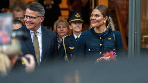 Ministerpräsident Boris Rhein und Kronprinzessin Victoria von Schweden stehen nebeneinander und schauen nach rechts,