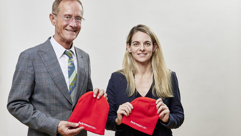 Der Chef der Hessischen Staatskanzlei, Staatsminister Axel Wintermeyer, und Fußballspielerin Nia Künzer rufen dazu auf, an der Aktion #wärmespenden der Landesstiftung „Miteinander in Hessen“ und der Diakonie Hessen teilzunehmen und zu spenden. 