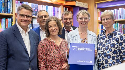 Ministerpräsident Rhein bei der Verleihung „Hessens beste Dorfbuchhandlung“.