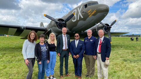Lehrkräfte der Ederseeschule Herzhausen, Armin Schwarz, Minister für Kultus, Bildung und Chancen, Mitglieder des amerikanischen Militärs vor amerikanischen Militärflugzeug