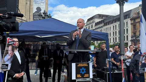 Roman Poseck steht auf einem Rednerpult und spricht in ein Mikrofon