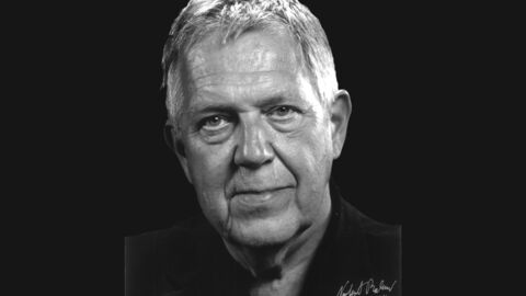 Robert Gernhardts Schwarzweiß-Porträt vor schwarzem Hintergrund