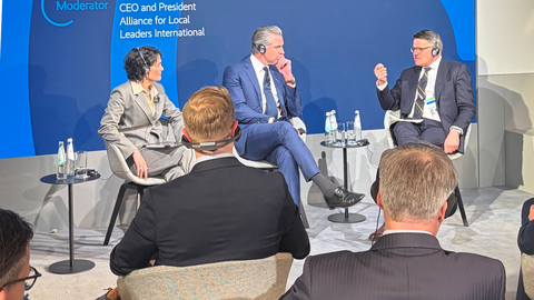 Ministerpräsident Rhein sitzt mit Nina Hachigian und Gavin Newsom im Gespräch zusammen bei der Sicherheitskonferenz.