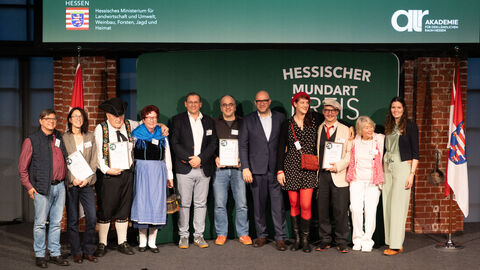 Die Gewinner des Mundartpreises mit Heimatminister Ingmar Jung (M.):